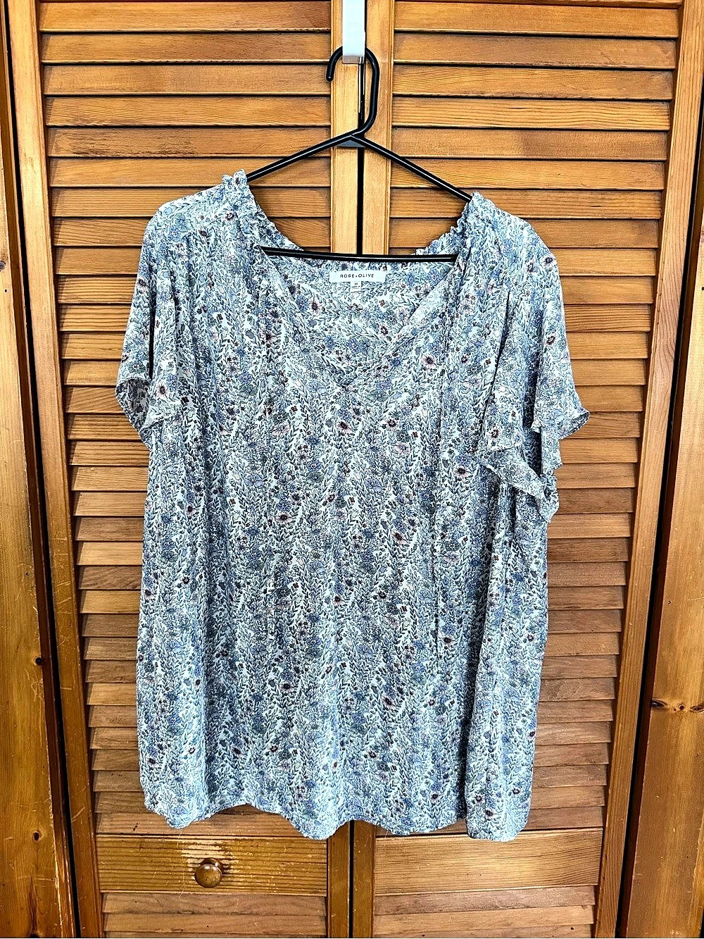Rose + Olive Floral Short Sleeve Blouse in Blue & White Size 3X